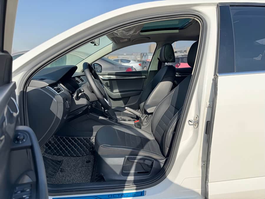 Skoda Octavia 2017 car image #27