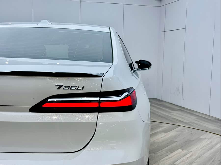 BMW 7 Series 2024 car image #27