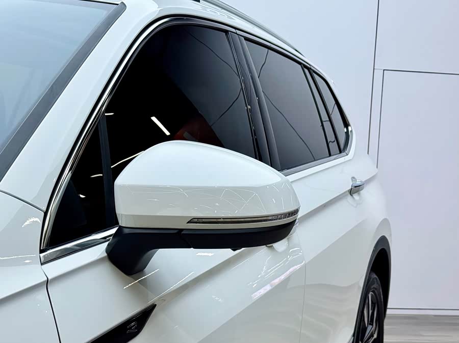 Volkswagen Tiguan L 2023 car image #27