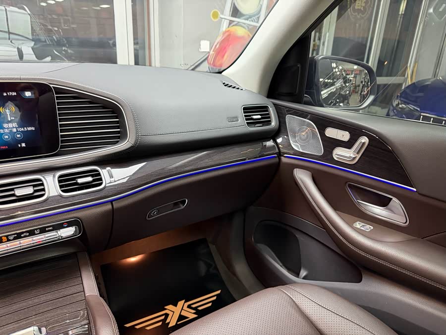 Mercedes-Benz GLE Class 2020 car image #27