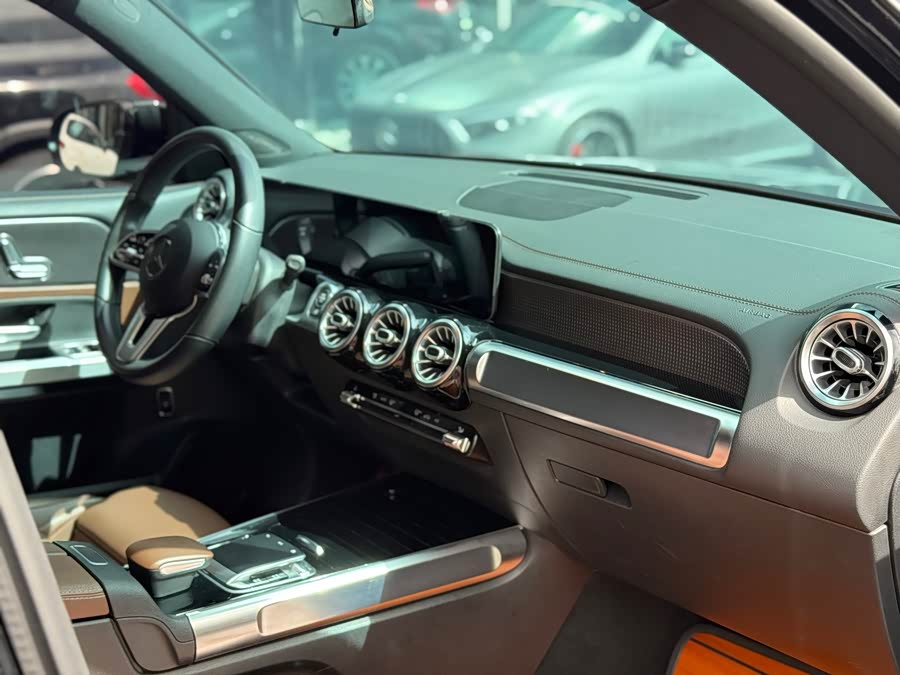 Mercedes-Benz GLB Class 2025 car image #27