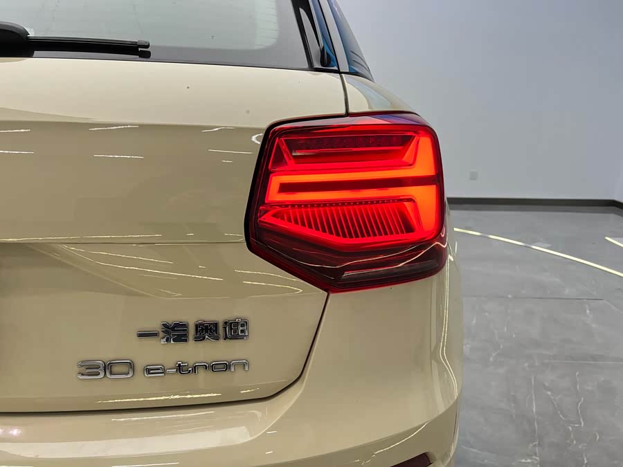 Audi Q2L e-tron 2021 immagine di auto #27