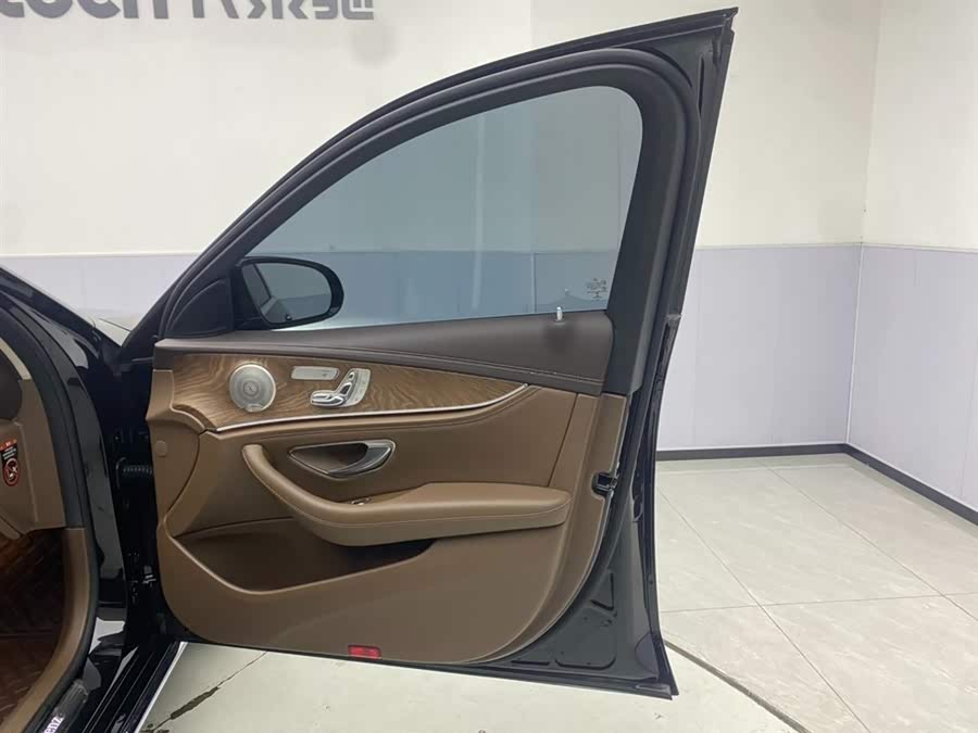 Mercedes-Benz E Class 2023 car image #27