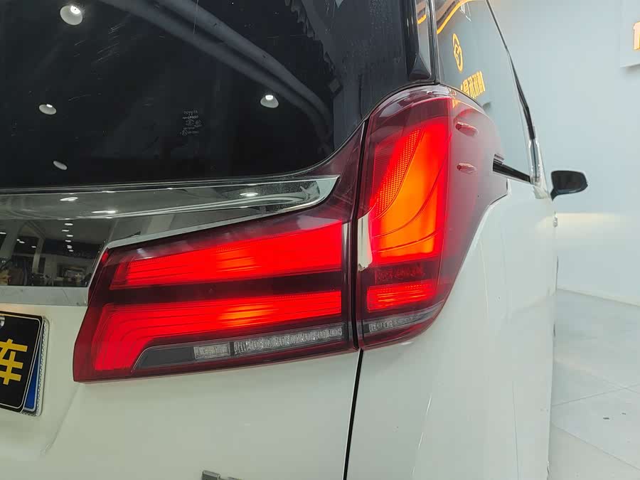 Toyota Alphard 2023 car image #27