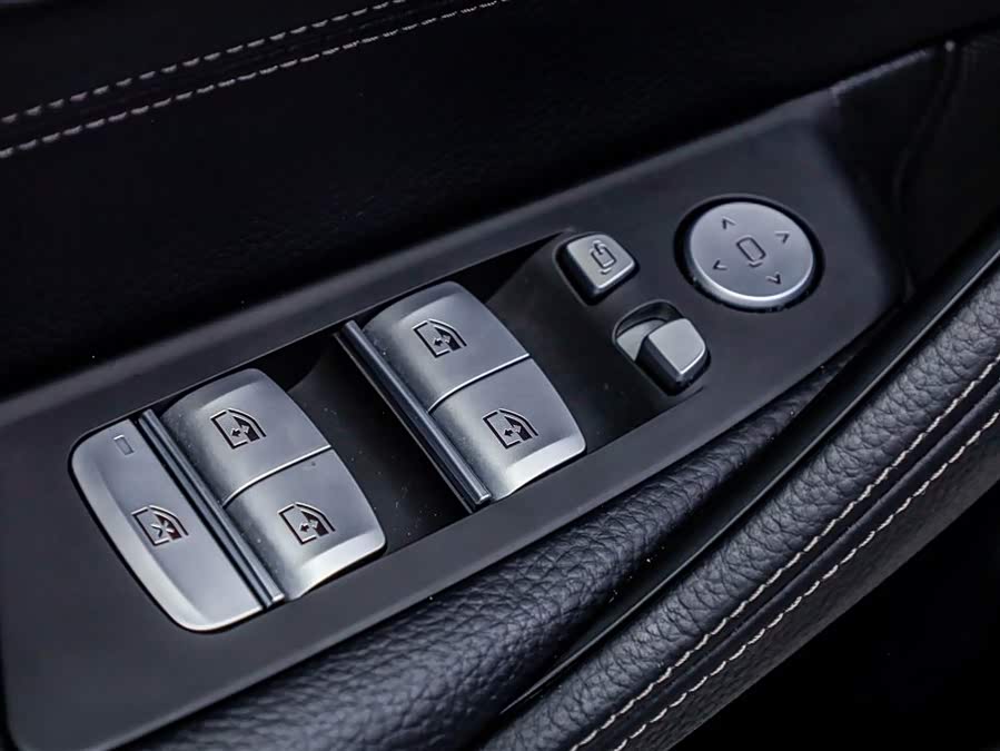 BMW 5 Series 2019 car image #27