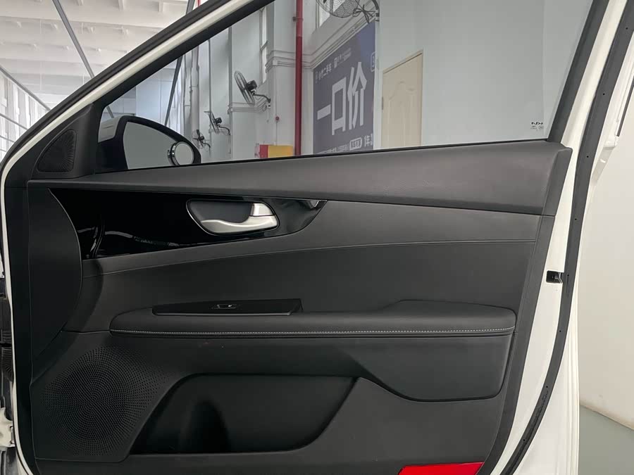 Kia K3 2022 car image #27