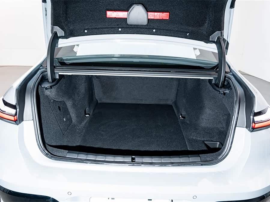 BMW i7 2025 car image #27