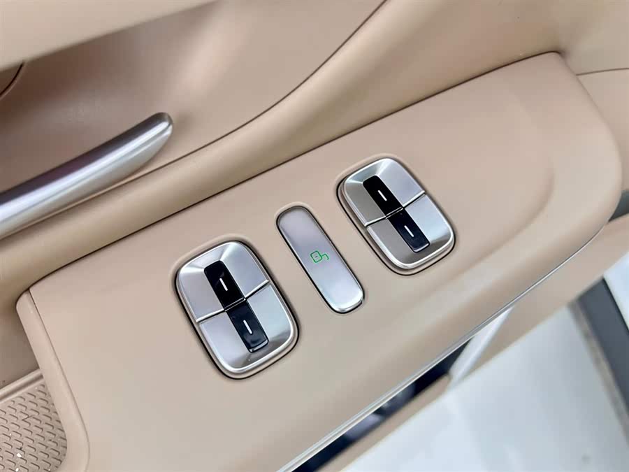 Xpeng G9 2025 صورة سيارة #27