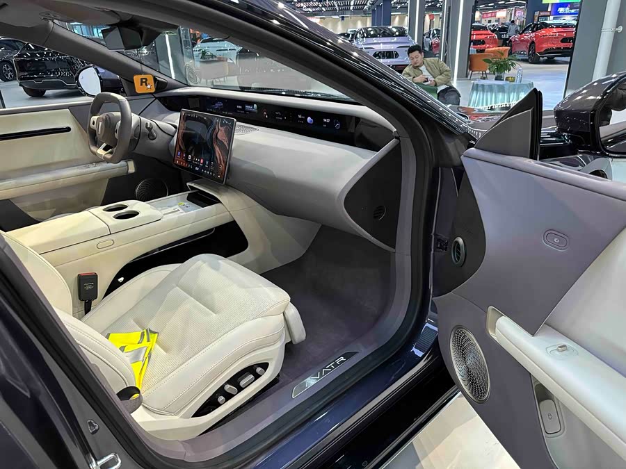 Avatr 06 2025 car image #27