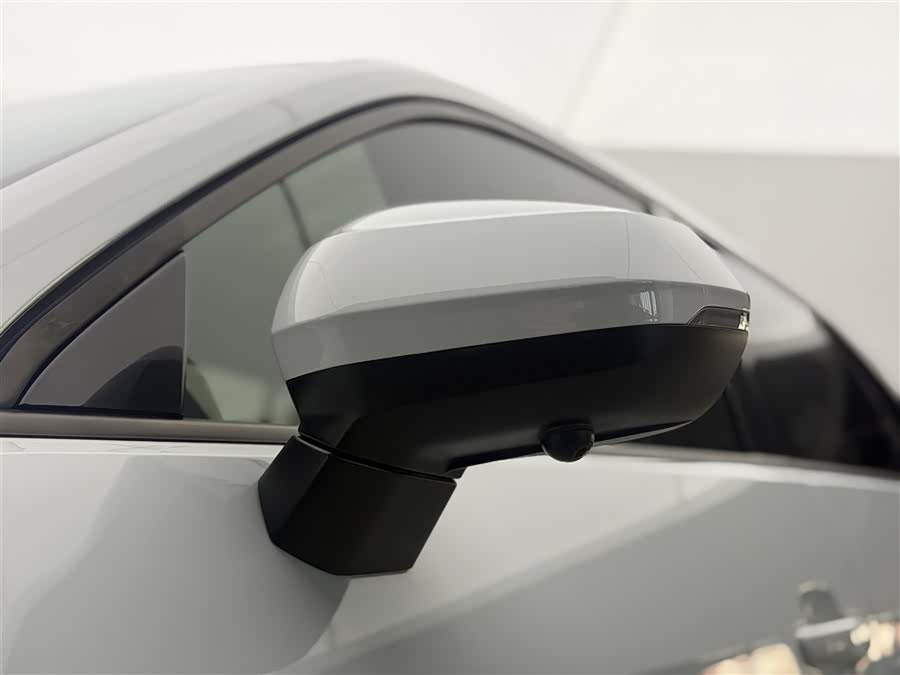 Audi Q2L 2020 car image #27