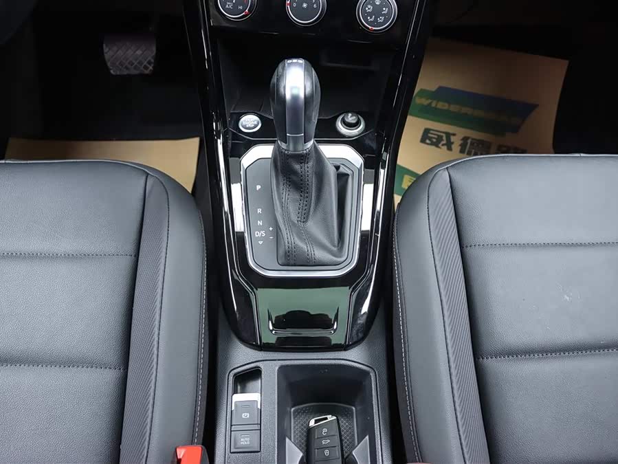 Volkswagen T-Roc 2020 car image #27