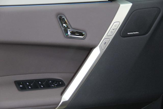 BMW iX 2023 car image #27