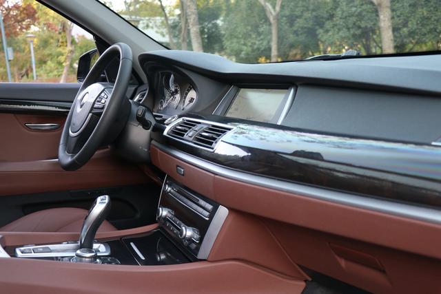 BMW 5 Series GT 2012 #27 BMW 5 Series GT 2012 صورة سيارة #27