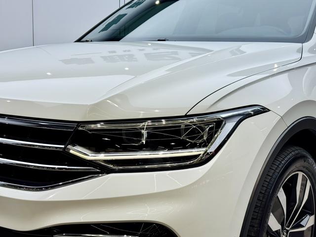 Volkswagen Tiguan L 2023 car image #27