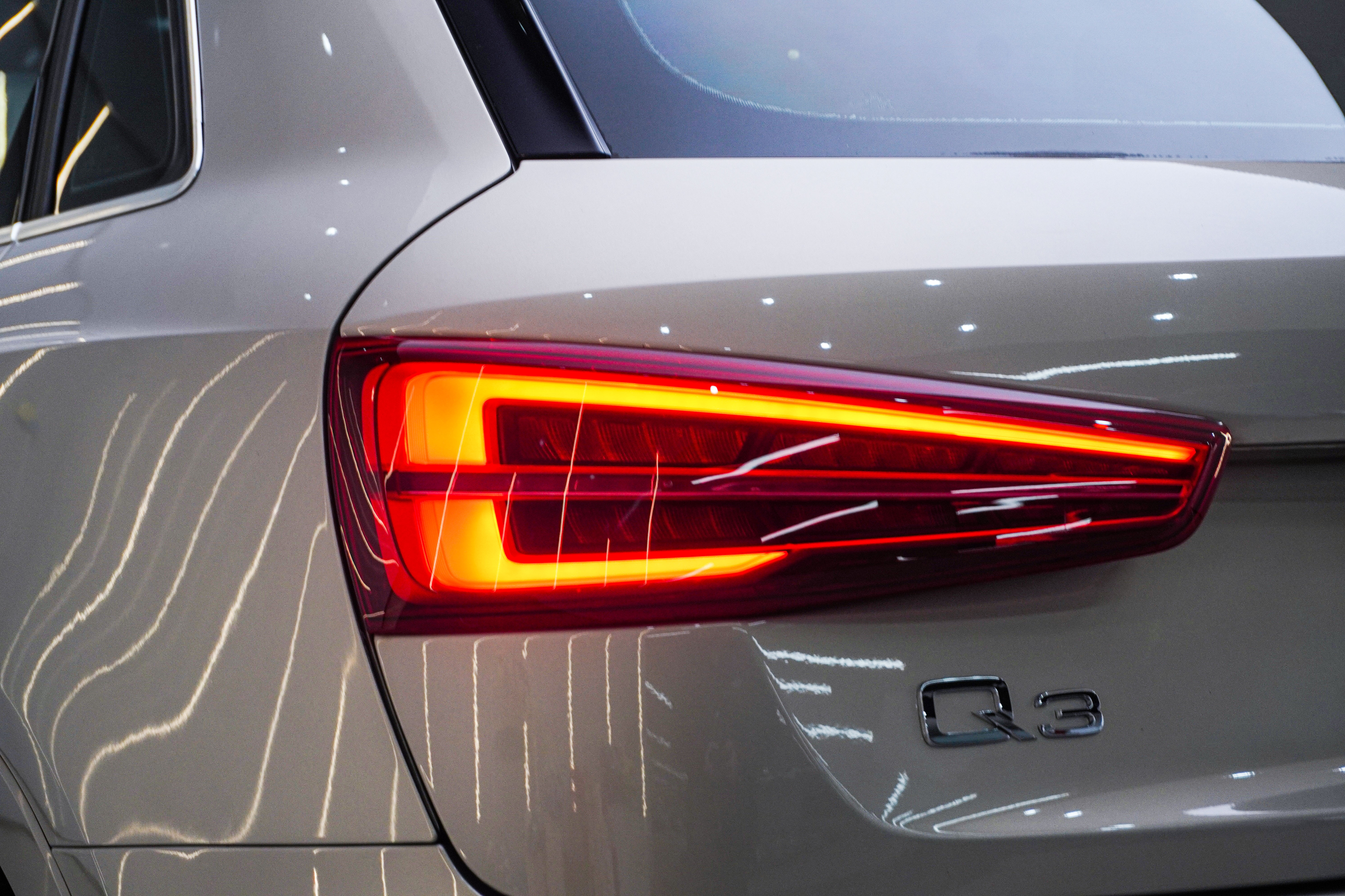 Audi Q3 2018 car image #27