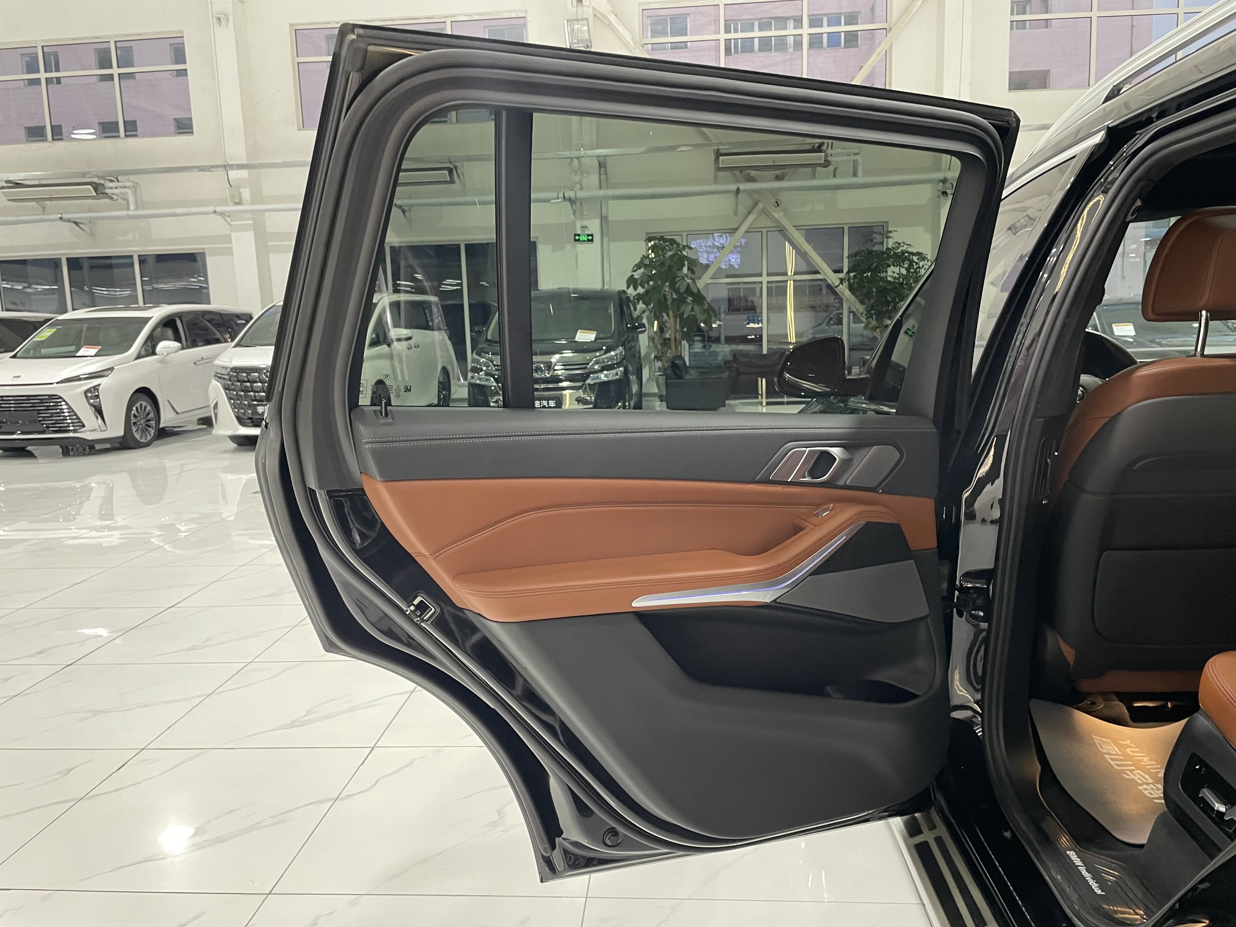 BMW X7 M60i 2021 car image #27