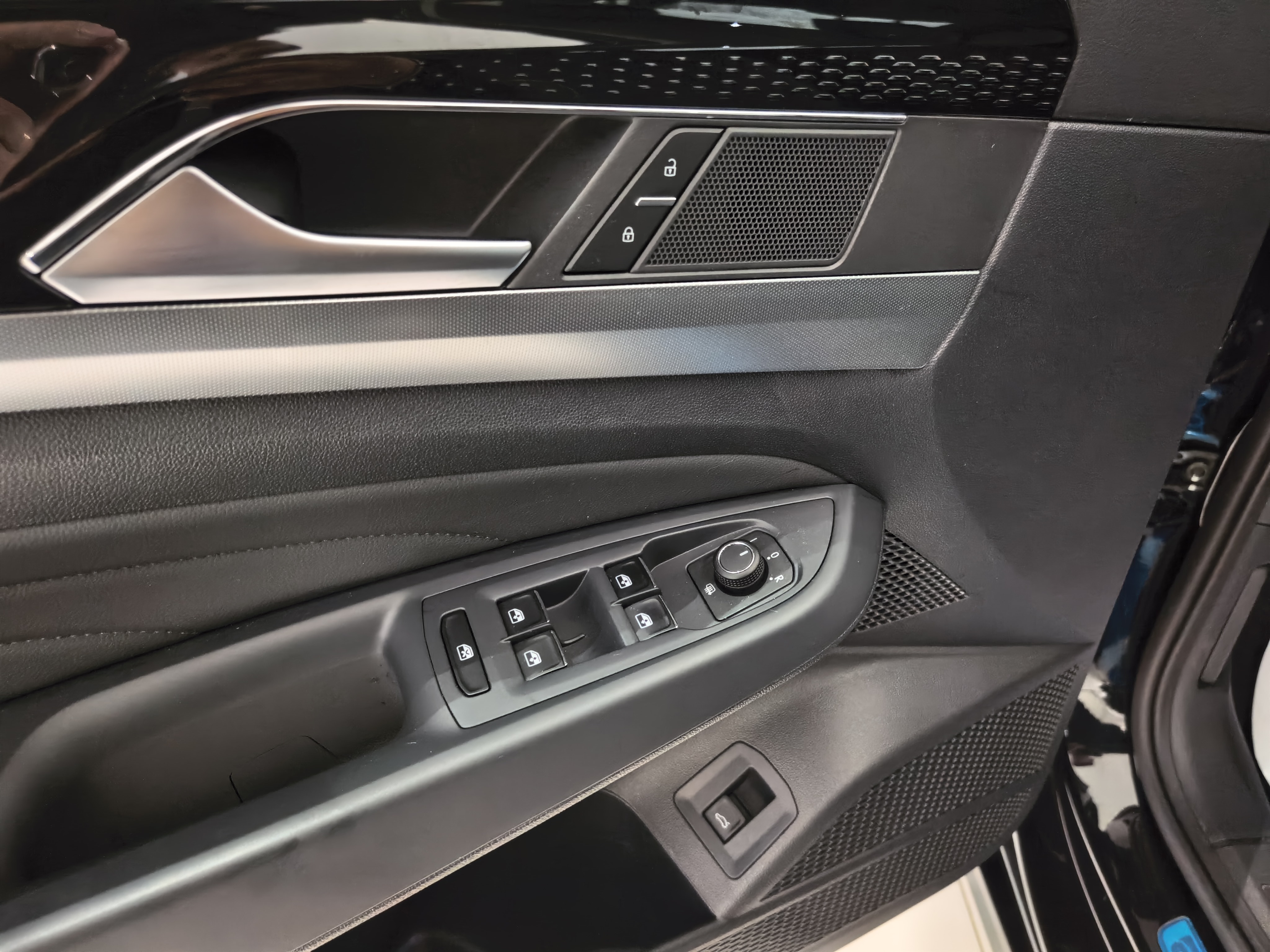 Volkswagen Passat 2021 car image #27