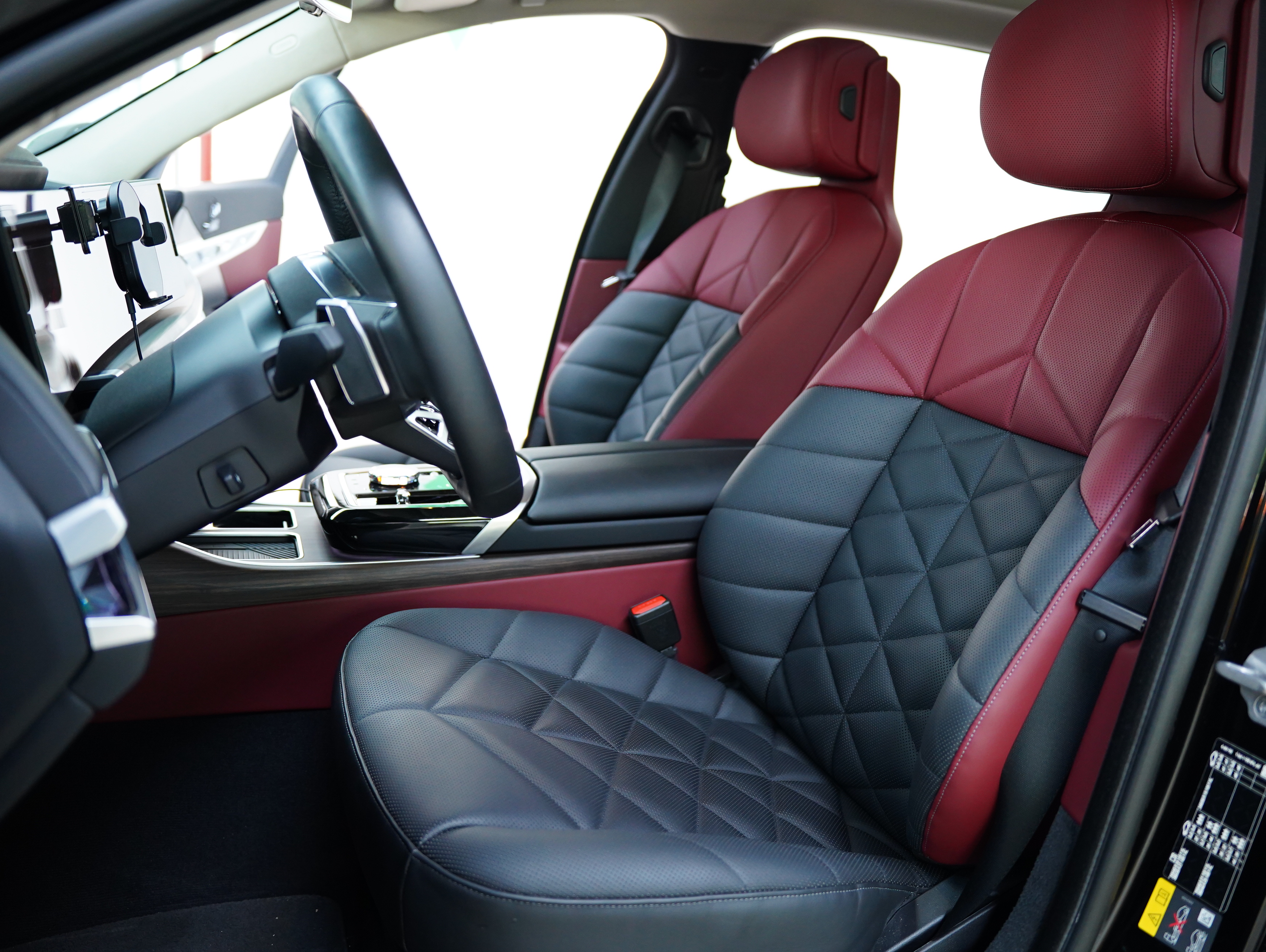 BMW i7 M70L 2023 #27 BMW i7 M70L 2023 car image #27