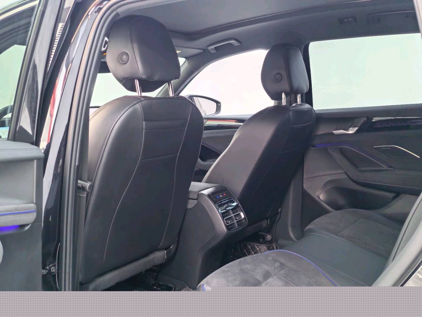 Volkswagen Tiguan L 2024 immagine di auto #27