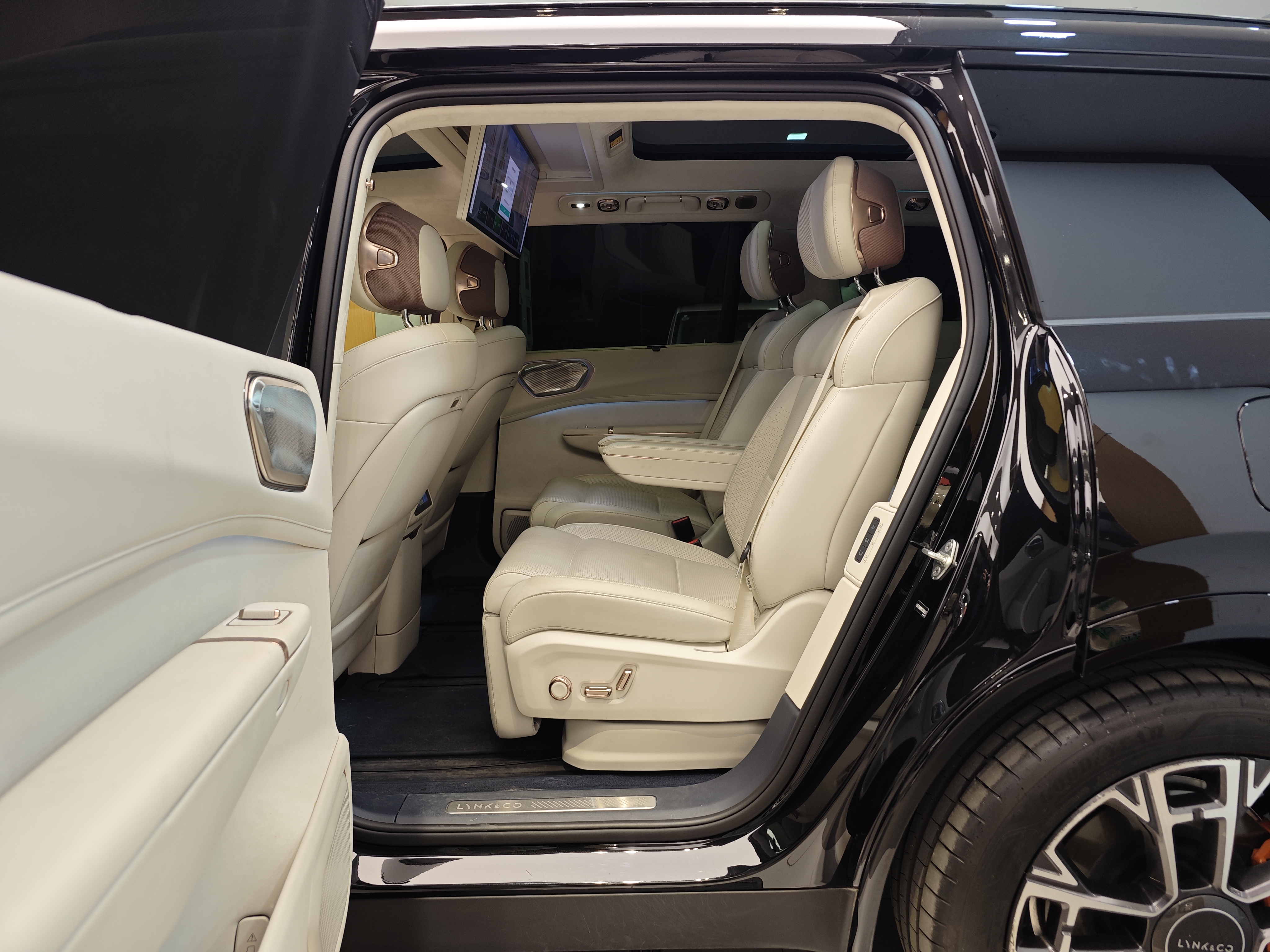 Lynk & Co 900 2025 car image #27