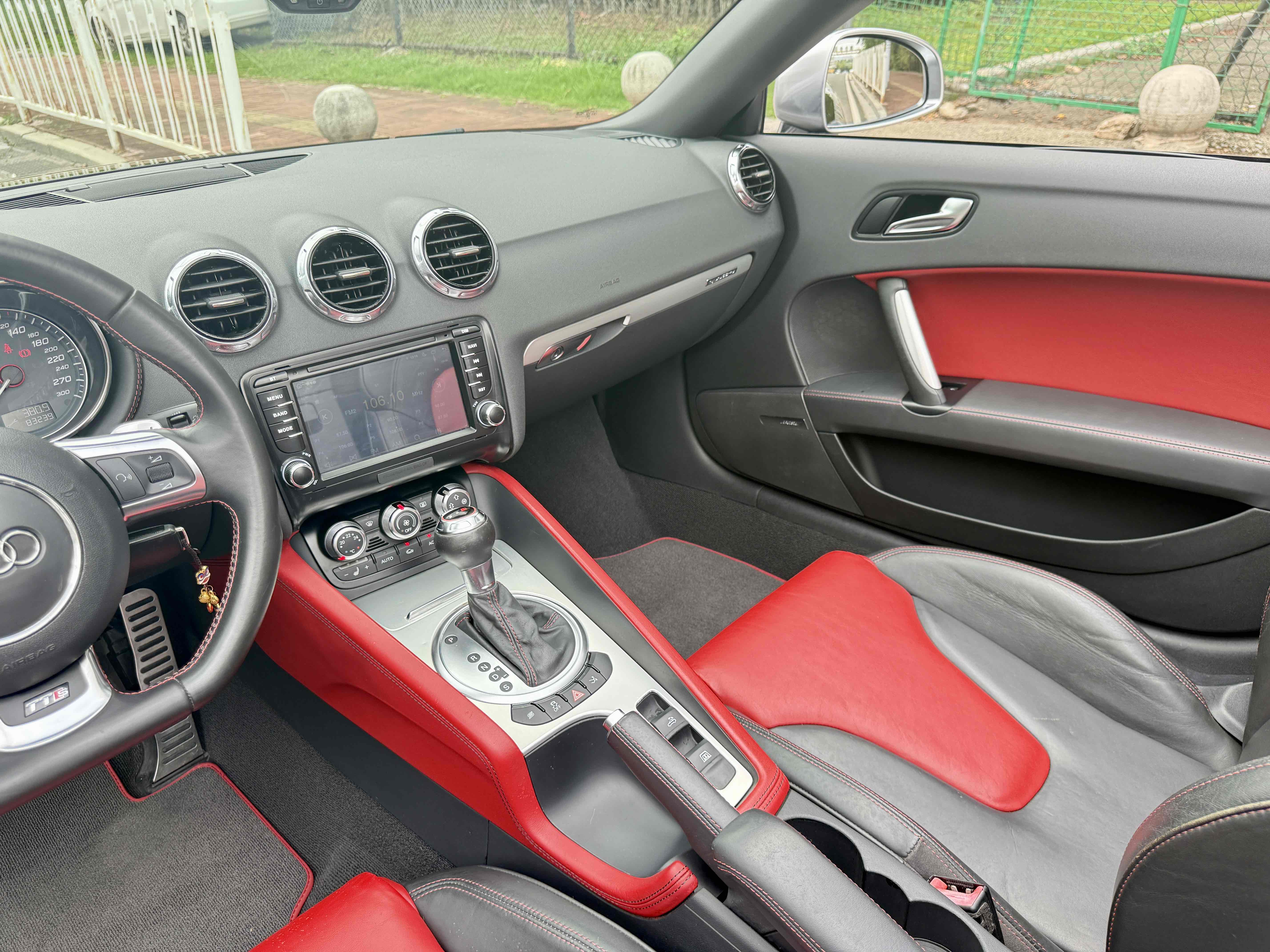 Audi TTS 2011 car image #27