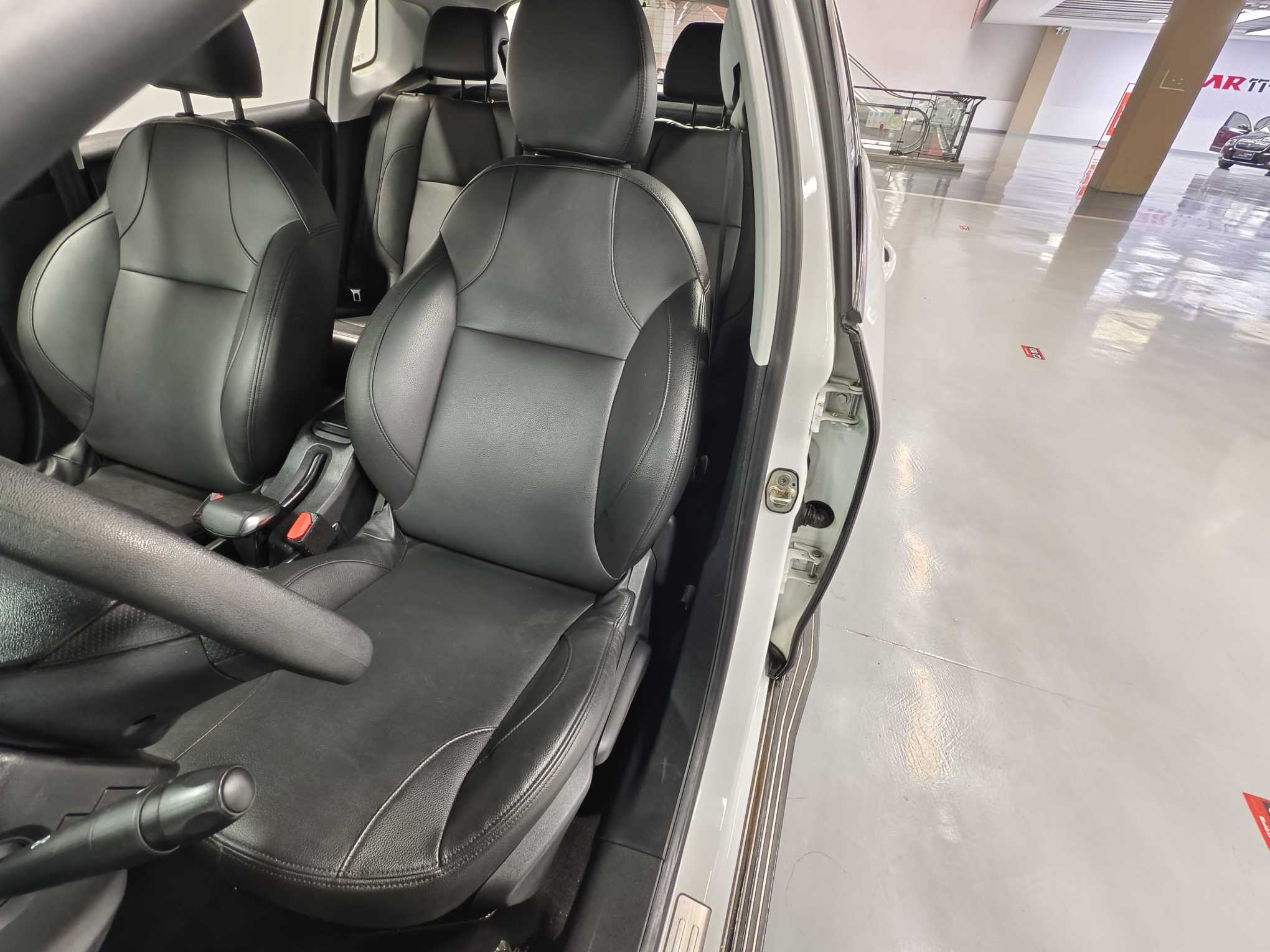 Peugeot 2008 2015 car image #27