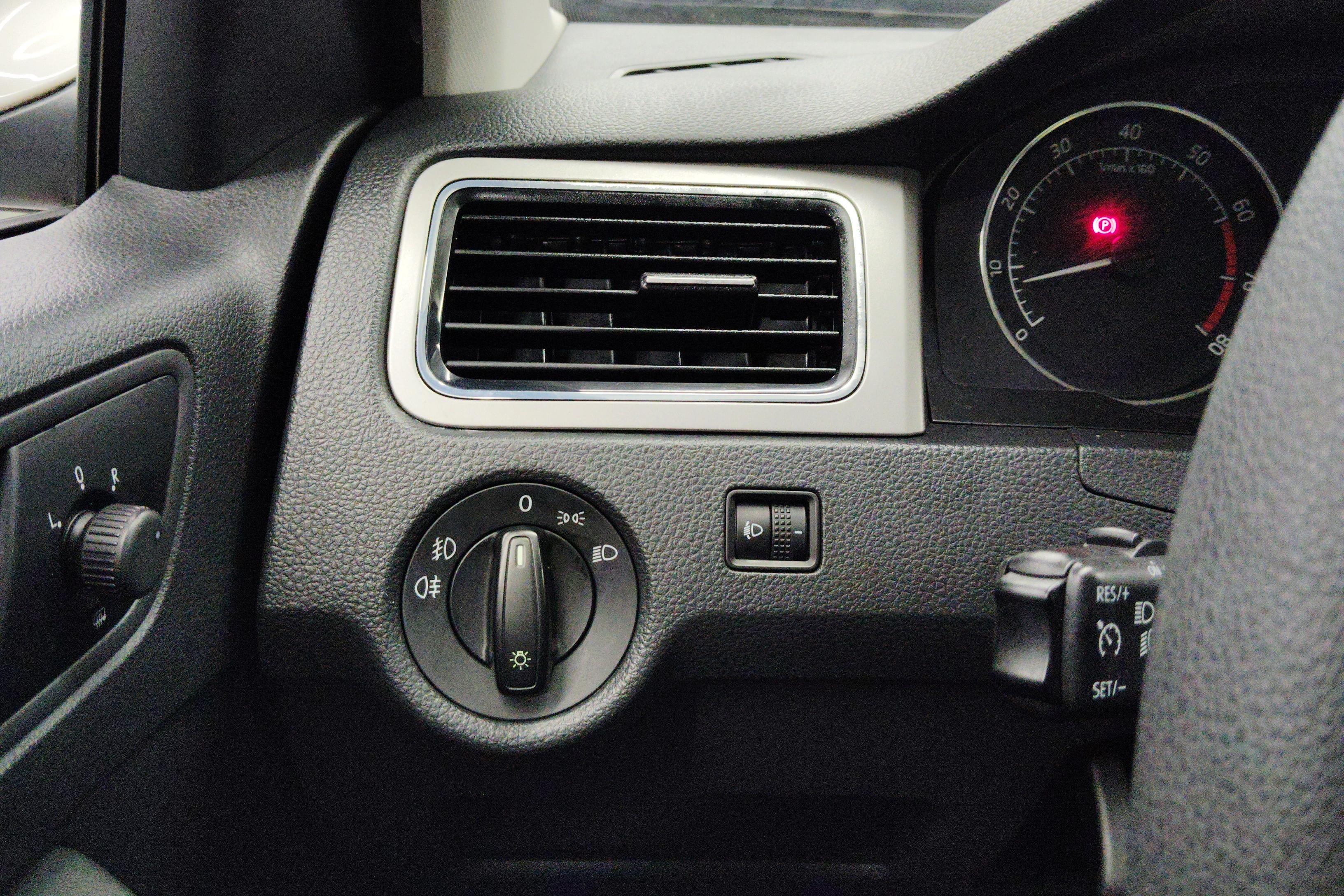 Skoda Rapid Spaceback 2016 car image #27