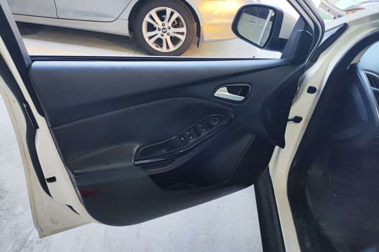 Ford Focus (Imported) 2014 car image #27