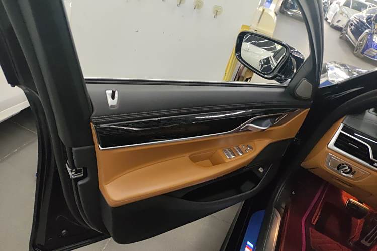 BMW M760Le 2021 #27 BMW M760Le 2021 car image #27