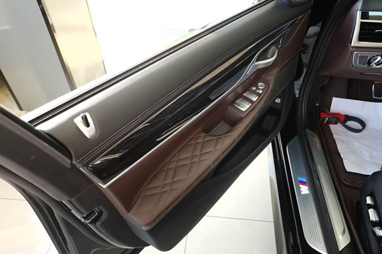 BMW M760Le 2022 #27 BMW M760Le 2022 car image #27