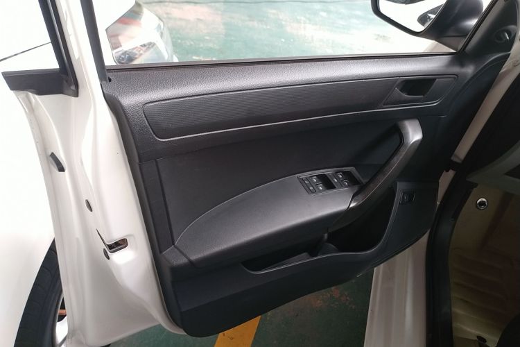 Skoda Rapid 2017 car image #27