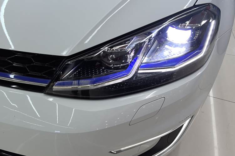 Volkswagen Golf Pure Electric 2021 car image #27