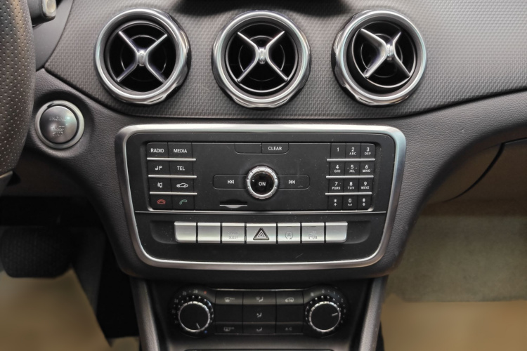 Mercedes-Benz GLA Class 2018 immagine di auto #27