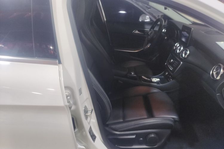 Mercedes-Benz GLA Class 2018 car image #27