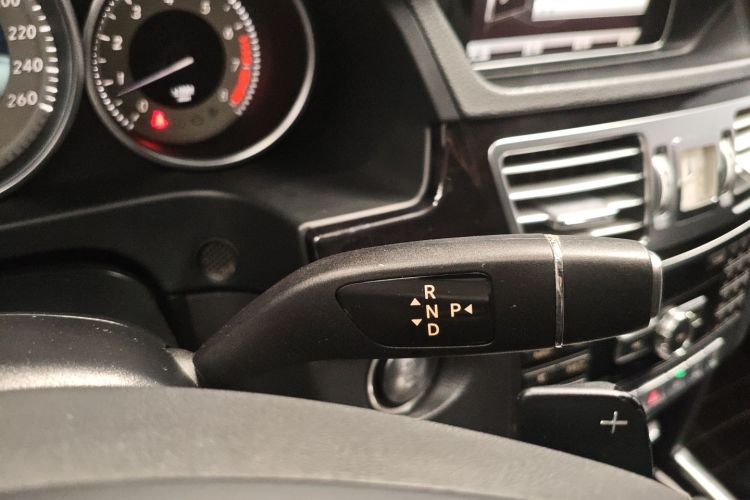 Mercedes-Benz E Class 2015 car image #27