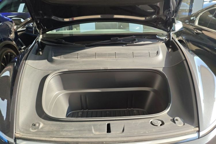 Tesla Model Y 2025 car image #27