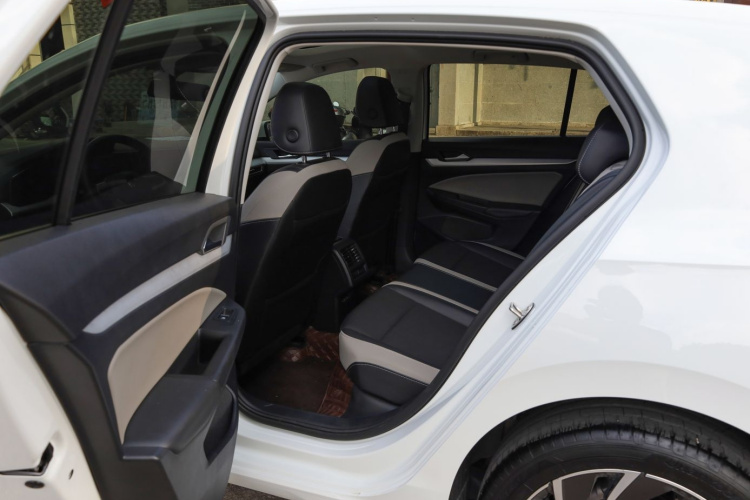 Volkswagen Golf 2023 car image #27
