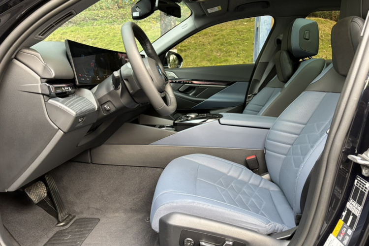 BMW i5 2024 car image #27