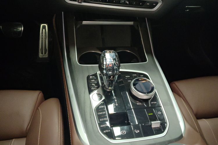 BMW X7 2020 car image #27