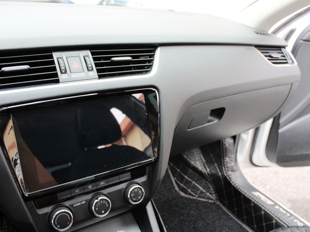 Skoda Octavia 2020 car image #27