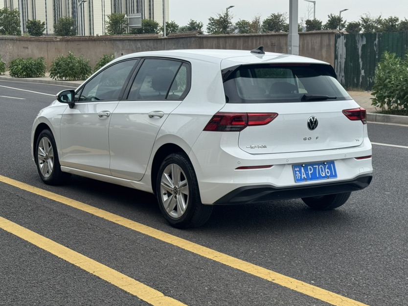 Volkswagen Golf 2023 immagine di auto #9