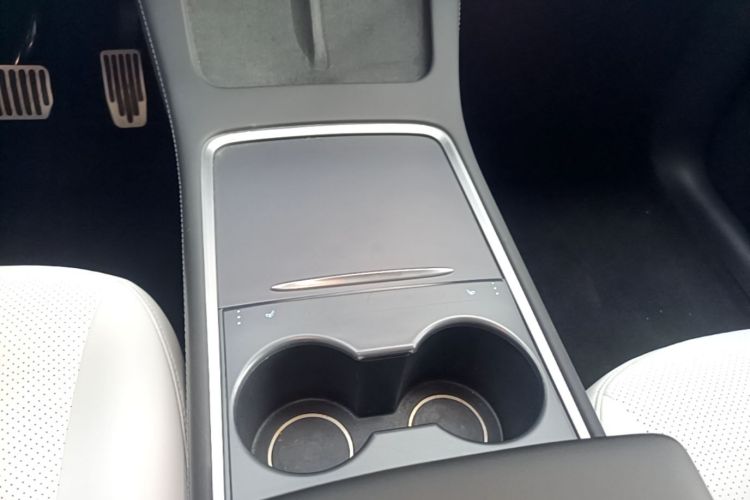Tesla Model Y 2023 car image #14