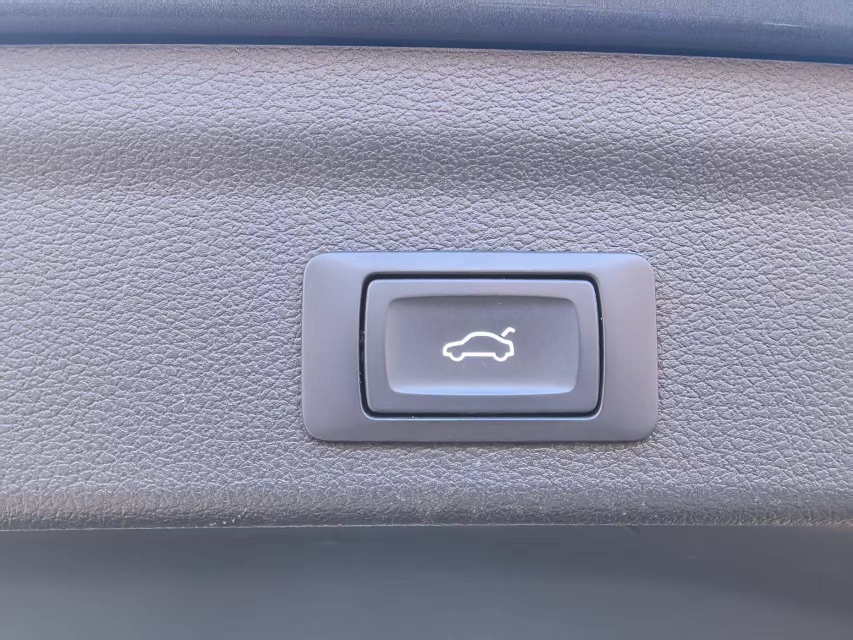 Audi Q3 2023 car image #16