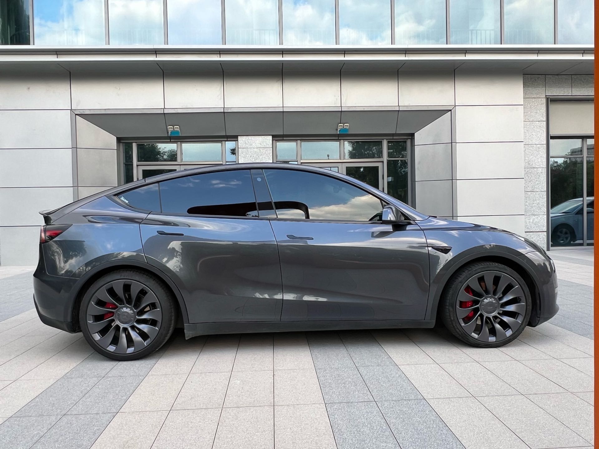 Tesla Model Y 2023 car image #4