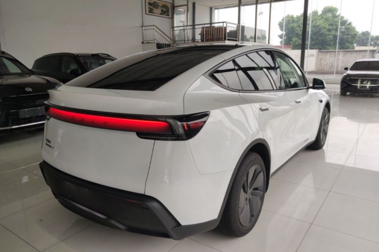Tesla Model Y 2026 #5 Tesla Model Y 2026 car image #5