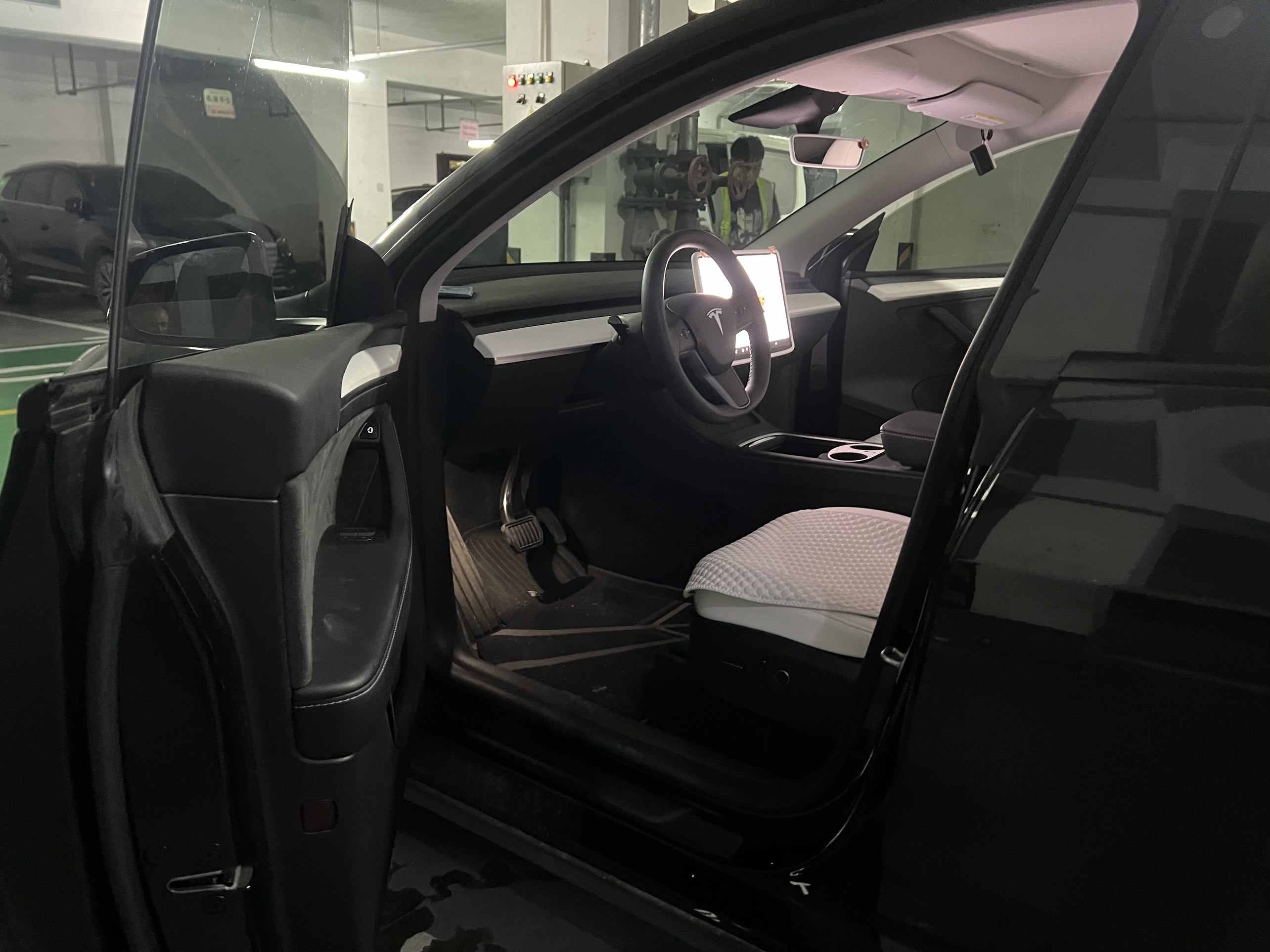 Tesla Model Y 2023 #5 Tesla Model Y 2023 car image #5
