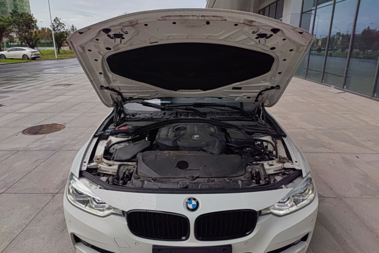 BMW 3 Series 2018 immagine di auto #22