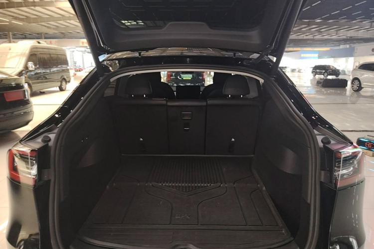 Tesla Model Y 2022 car image #21