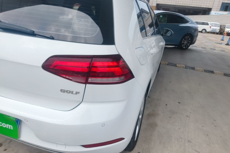 Volkswagen Golf 2018 car image #8