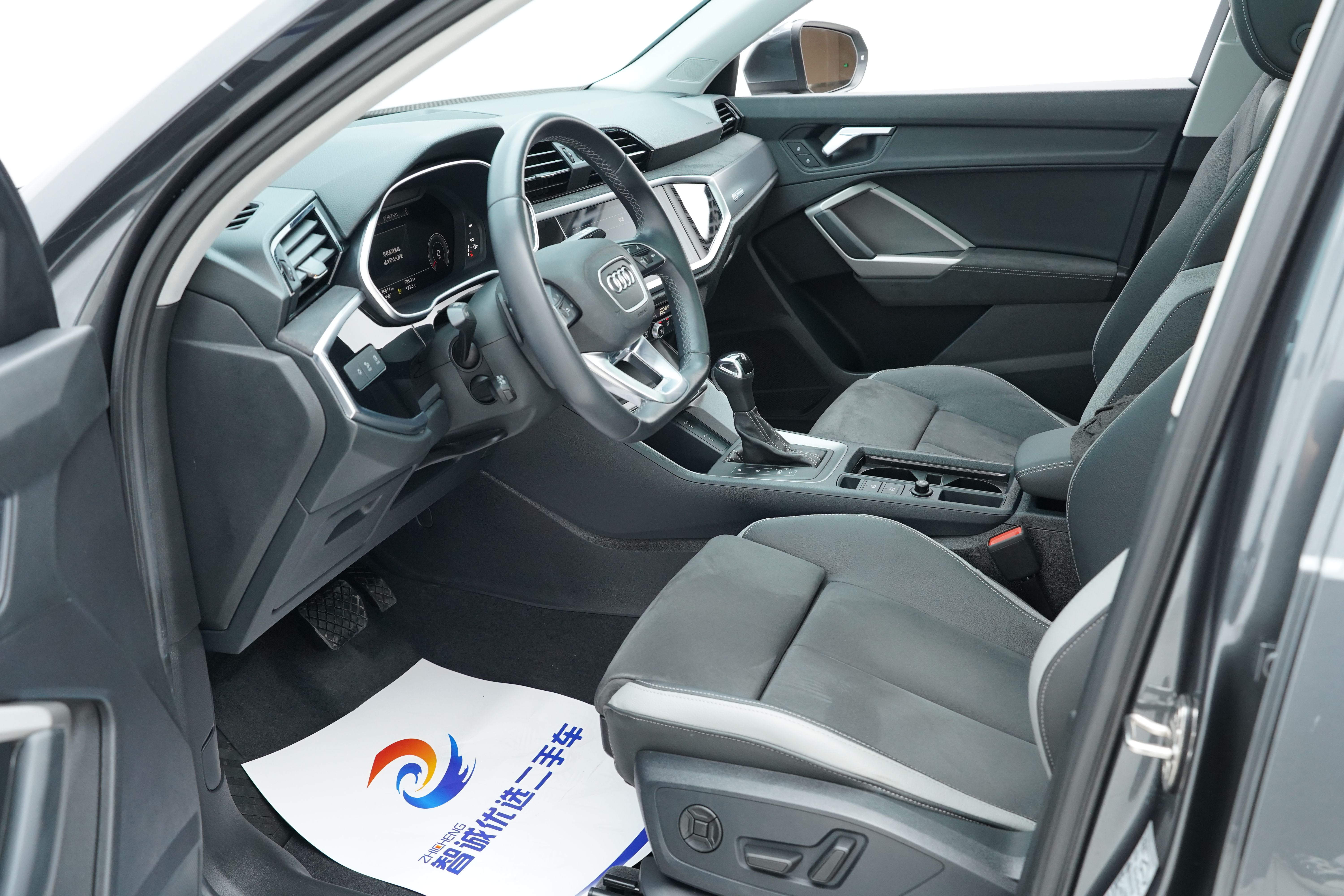 Audi Q3 2022 car image #2